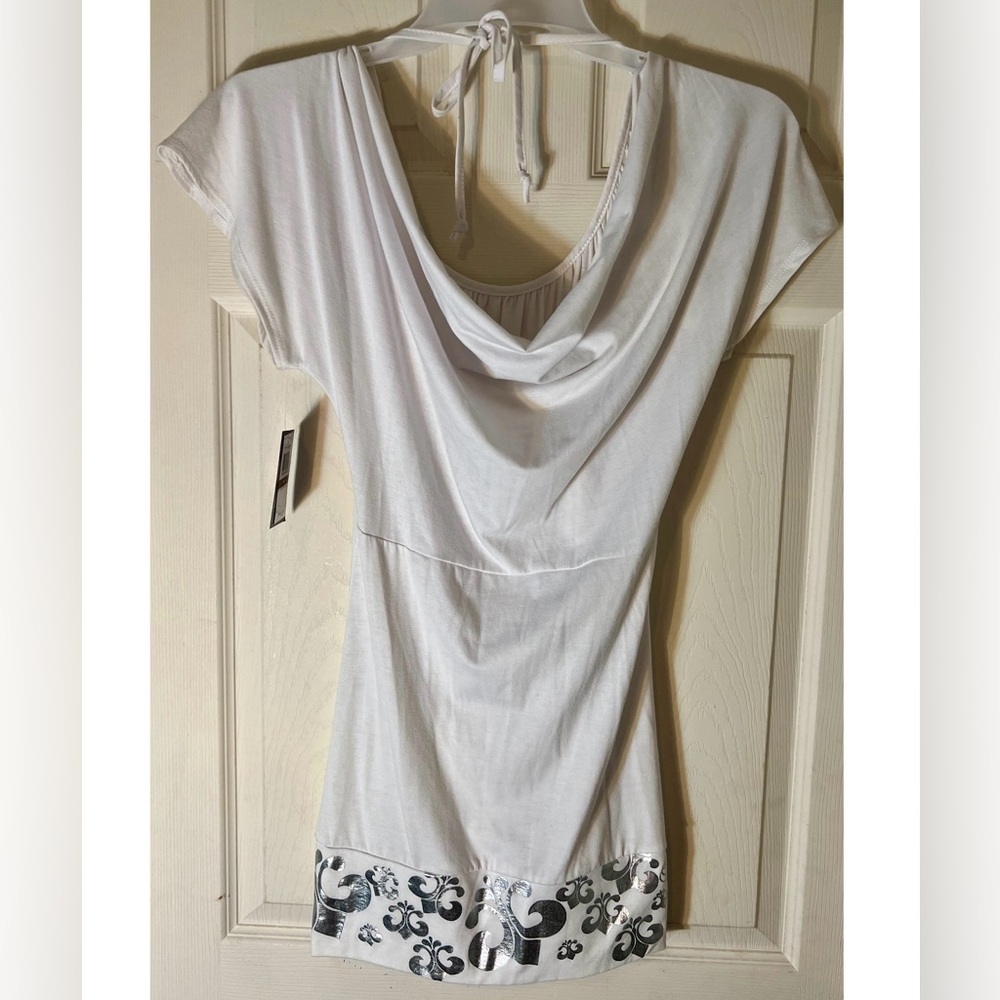Dereon short sleeve white pullover top mettalic silver design on bottom size:M